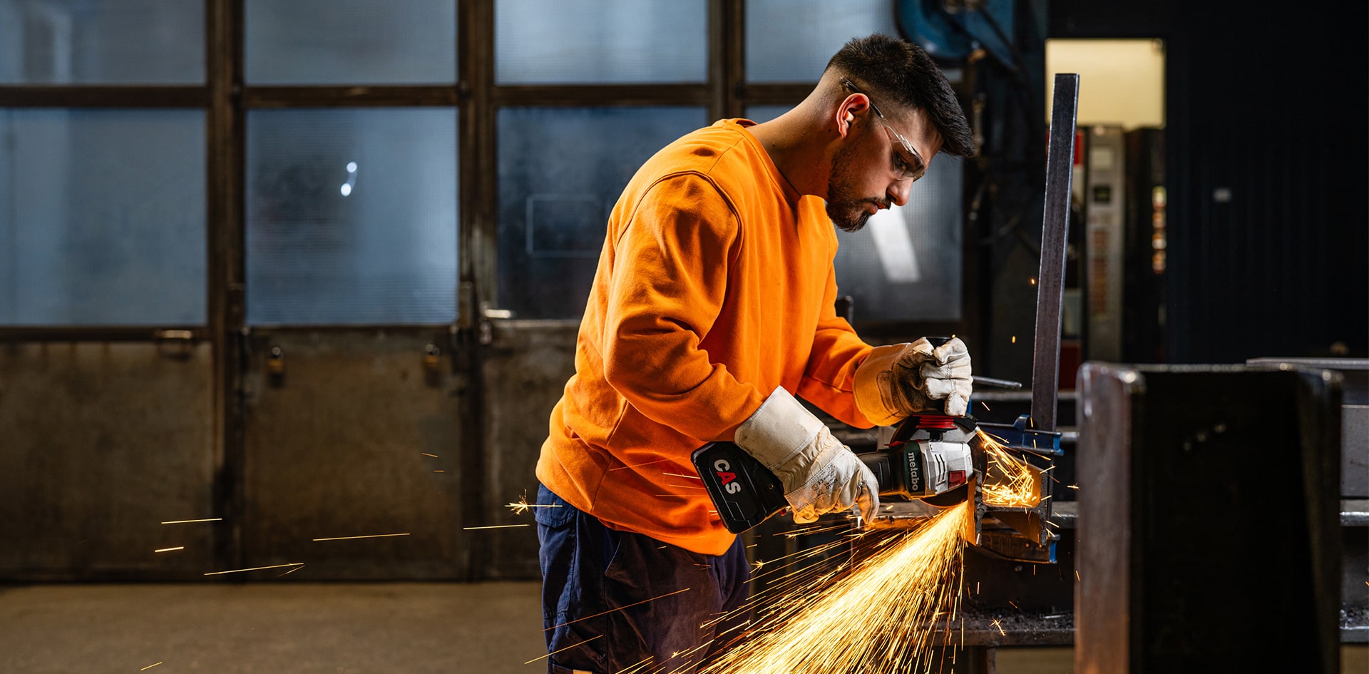 Handwerker bearbeitet Metall kabellos mit einem Werkzeug mit CAS Akku