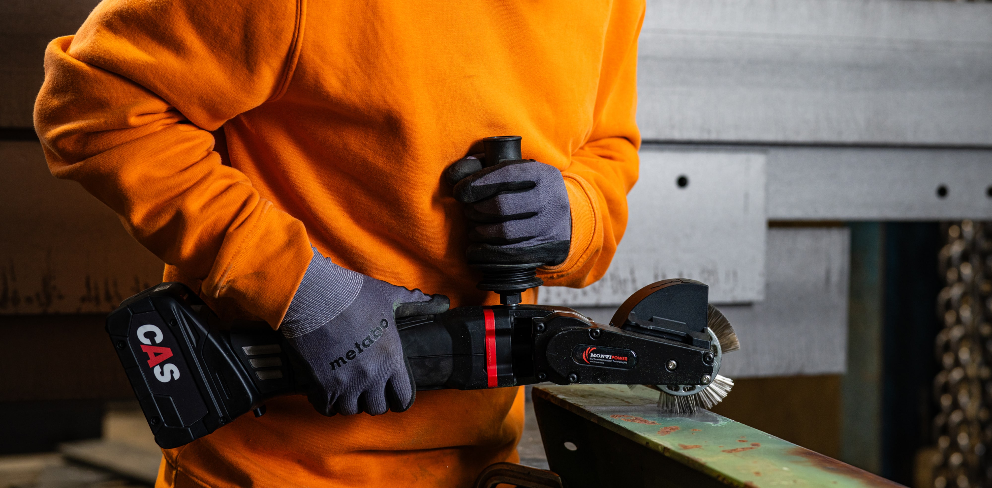 Handwerkerin bearbeitet Holz kabellos mit einem Werkzeug mit CAS Akku